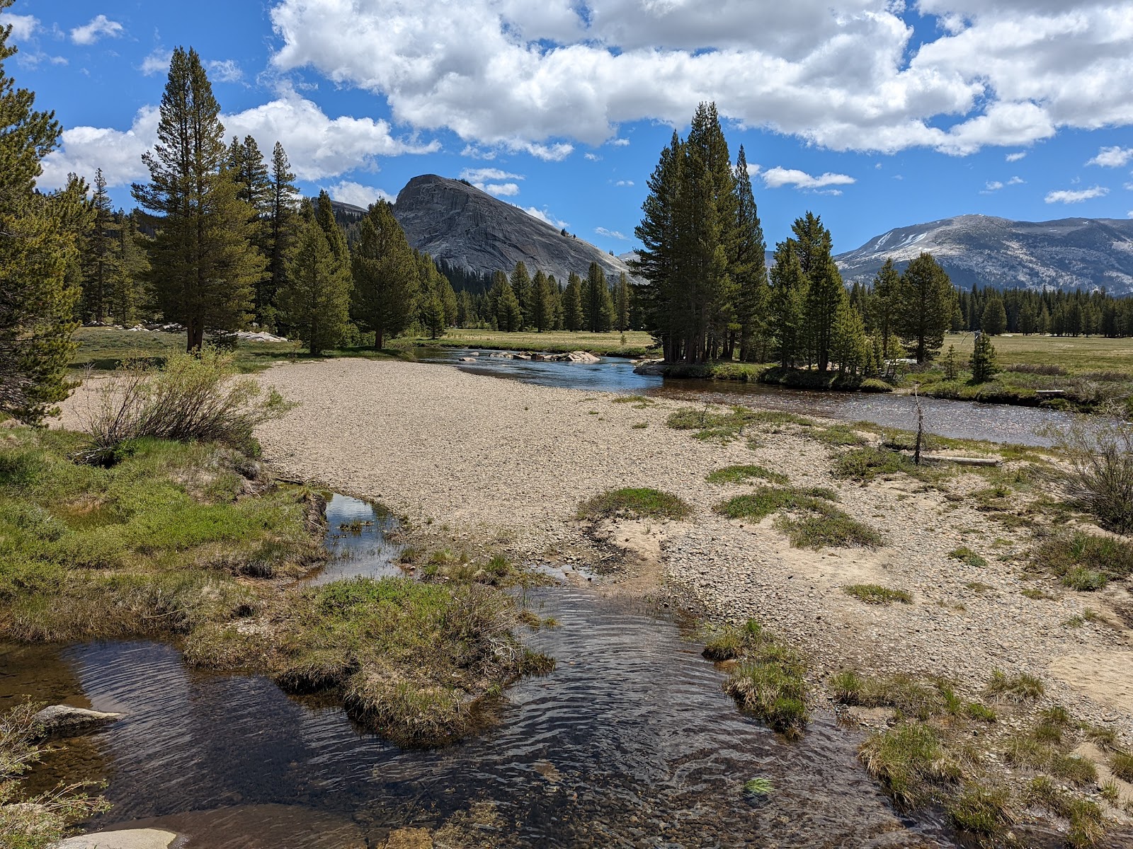 Terrain de camping Tuolumne Meadows en haute montagne