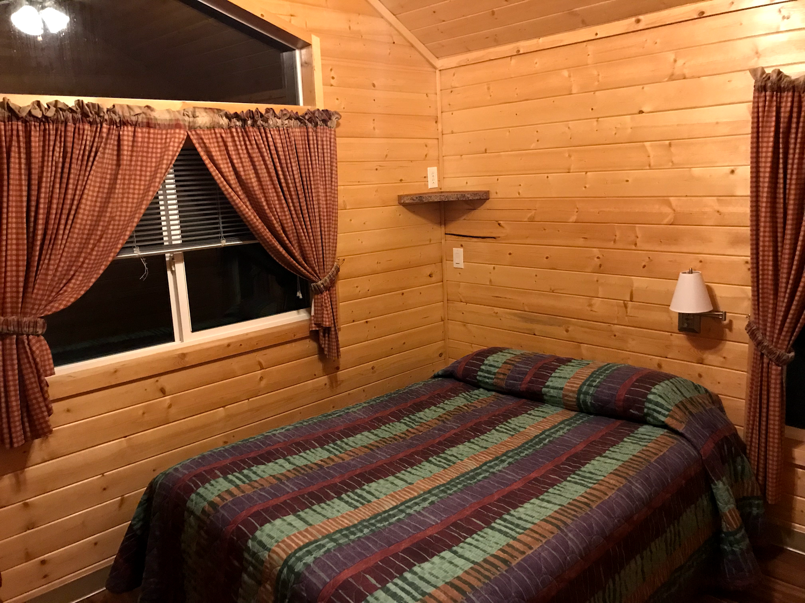 KOA Mountainside avec toile de fond des montagnes Teton