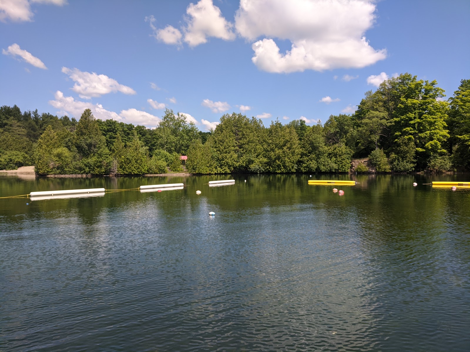 Station de villégiature de Roulottes Emerald Lake avec parc aquatique et emplacements VR