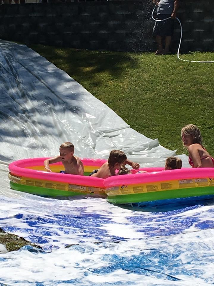 Sites spacieux en enfilade du KOA Holiday Bucksport