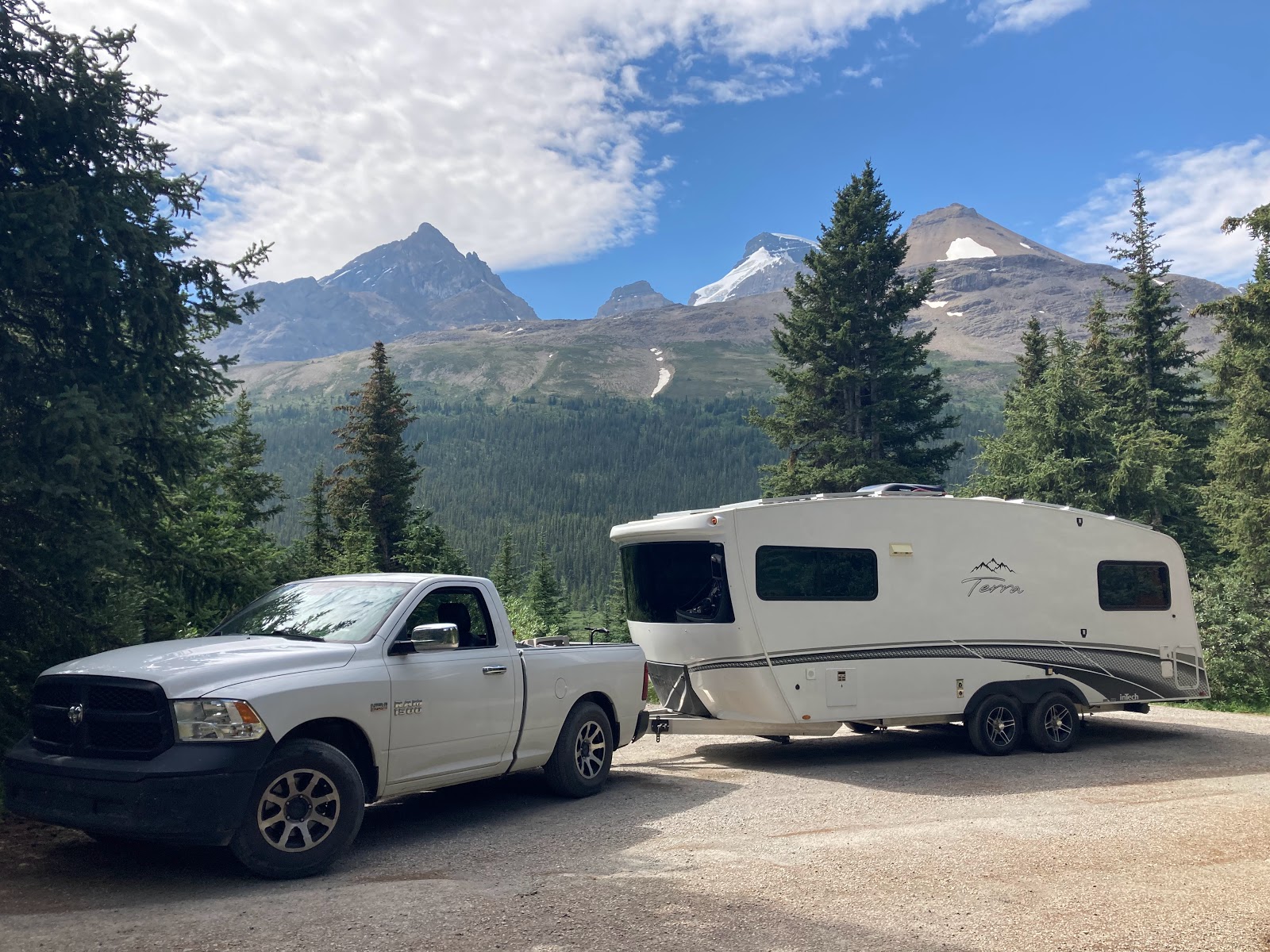 Terrain de camping Wilcox Creek près du champ de glace Columbia
