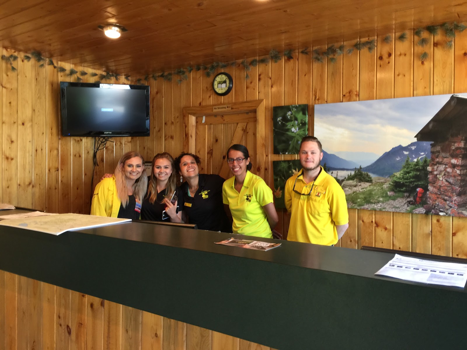 Terrain de camping St. Mary avec montagnes du parc Glacier en arrière-plan