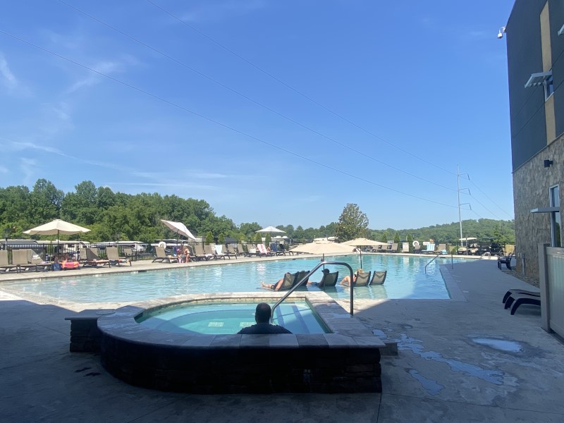 Sites VR modernes au The Ridge Outdoor Resort avec toile de fond montagneux