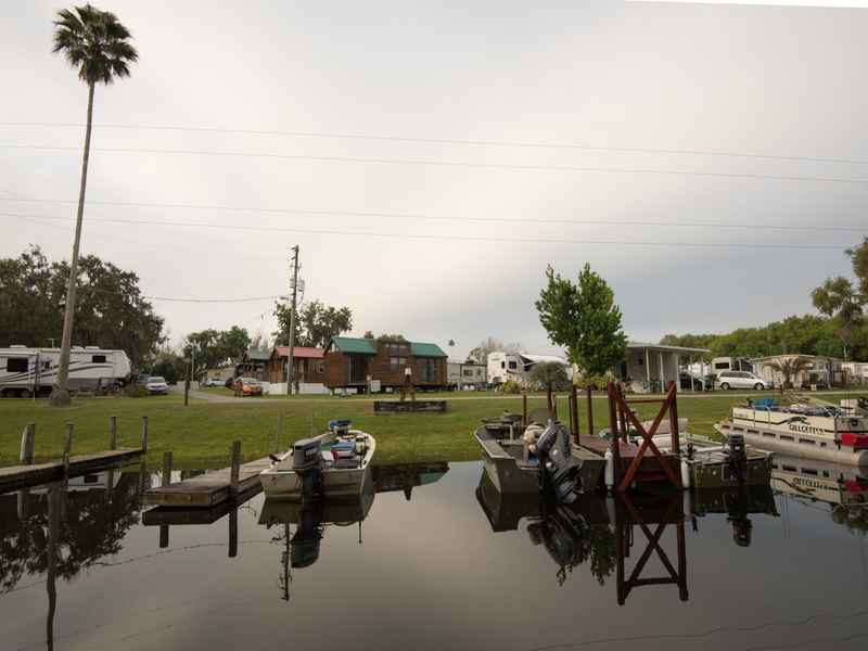 Oak Harbor RV Village avec sites entretenus et installations