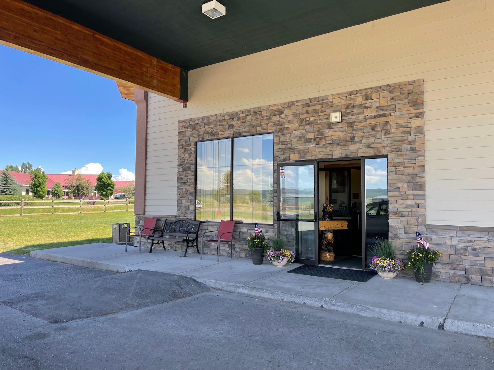 Eagle Peak Lodge RV pull-through sites with pool