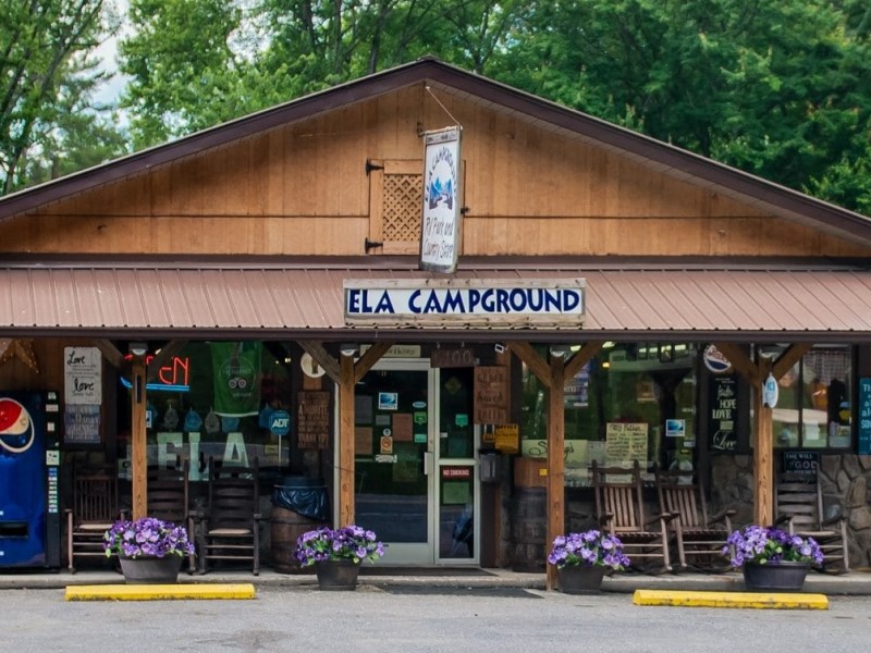 Vue aérienne du terrain de camping Ela avec de nombreux sites VR