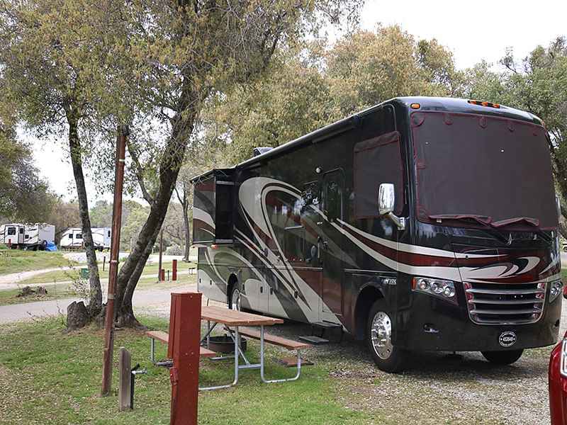 Emplacements avec branchements complets du Yosemite RV Resort