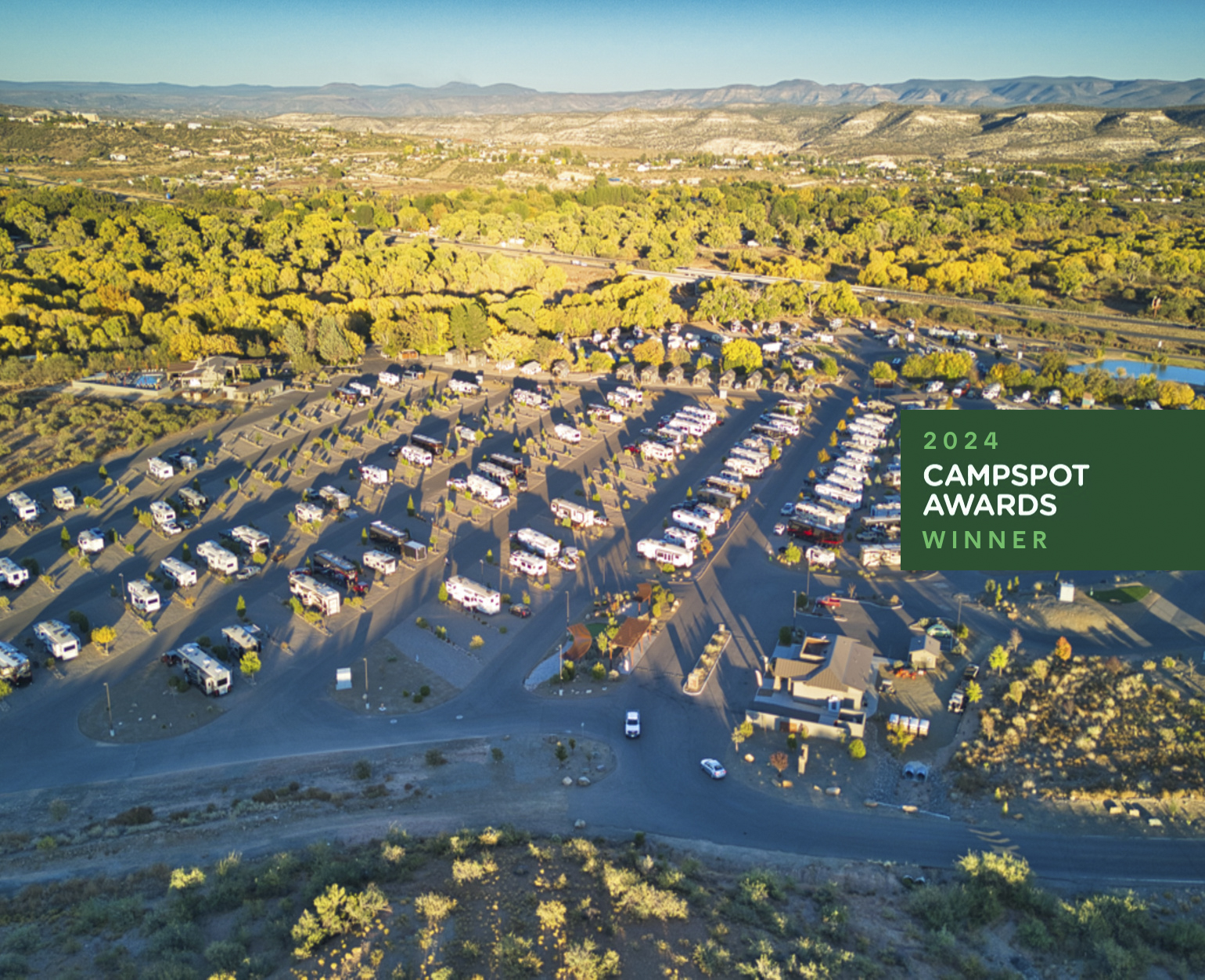Verde Ranch RV Resort entouré d'arbres et de montagnes