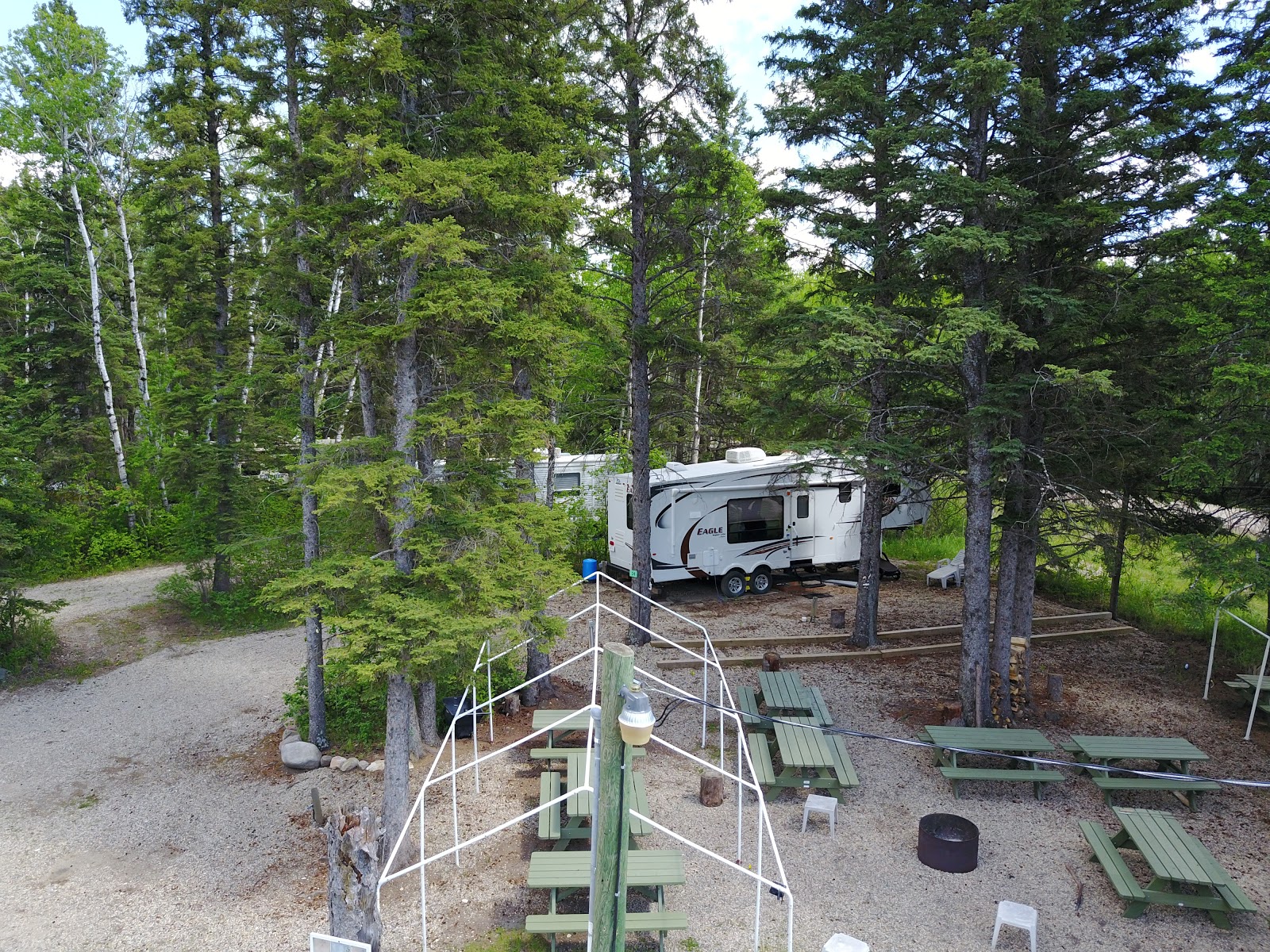 Sites avec services complets au parc VR Onanole avec piscine
