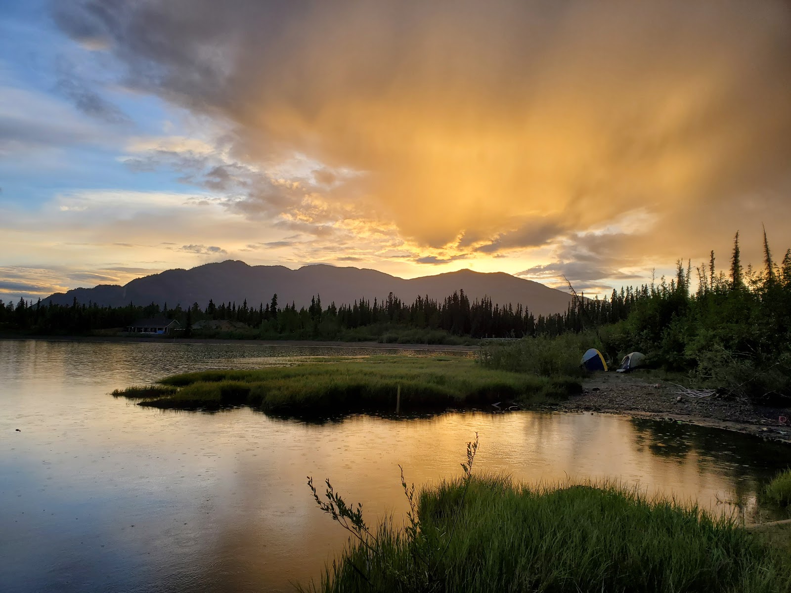 Marsh Lake Campground avec montagnes en toile de fond