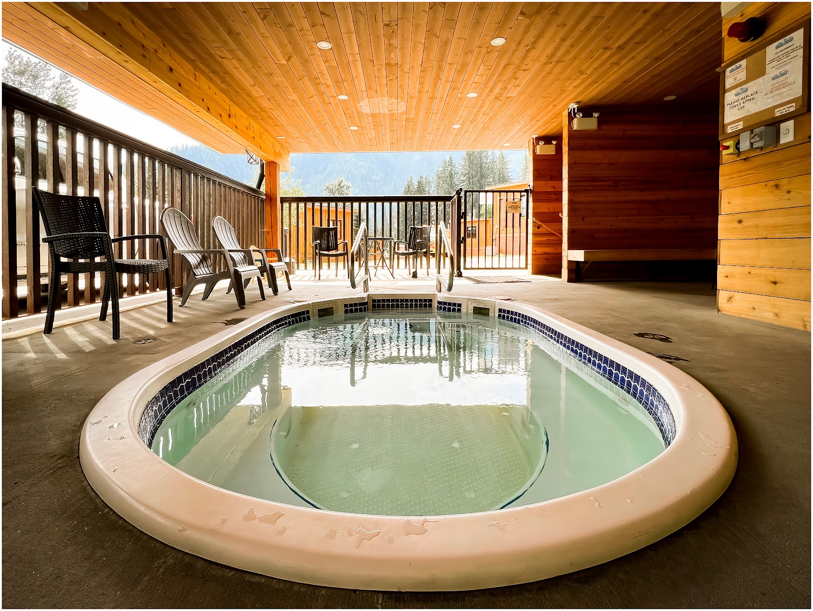 Complexe Three Valley Gap avec montagnes en arrière-plan