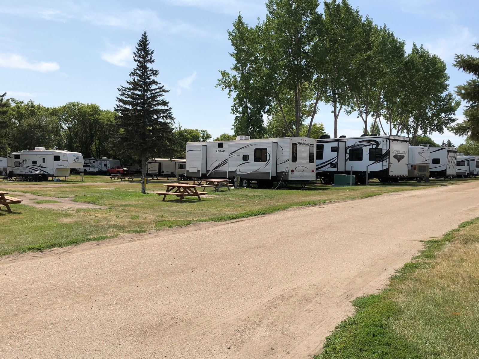 Sites VR en enfilade longs au terrain de camping Meadowlark
