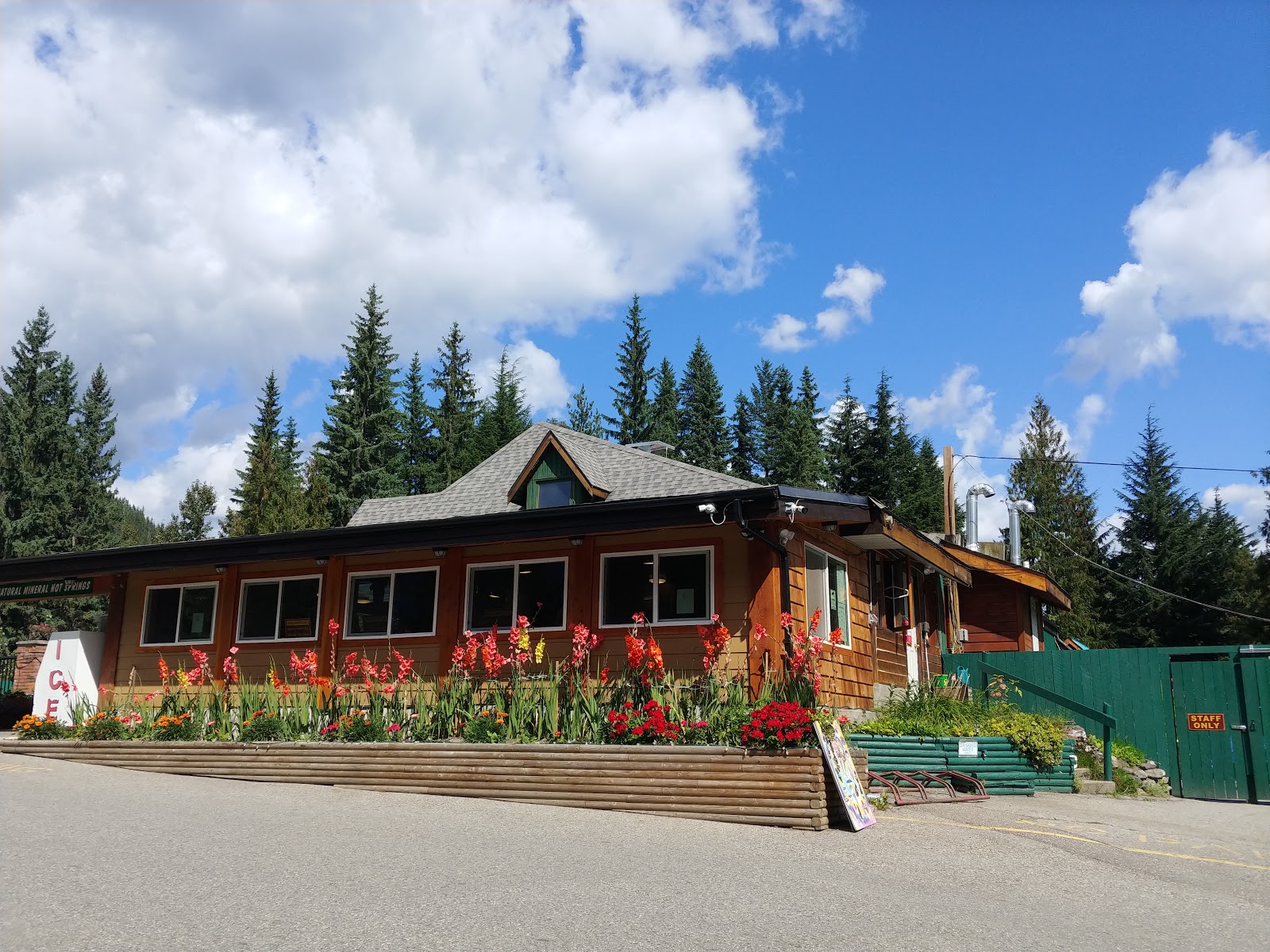 Complexe Canyon Hot Springs avec piscines naturelles
