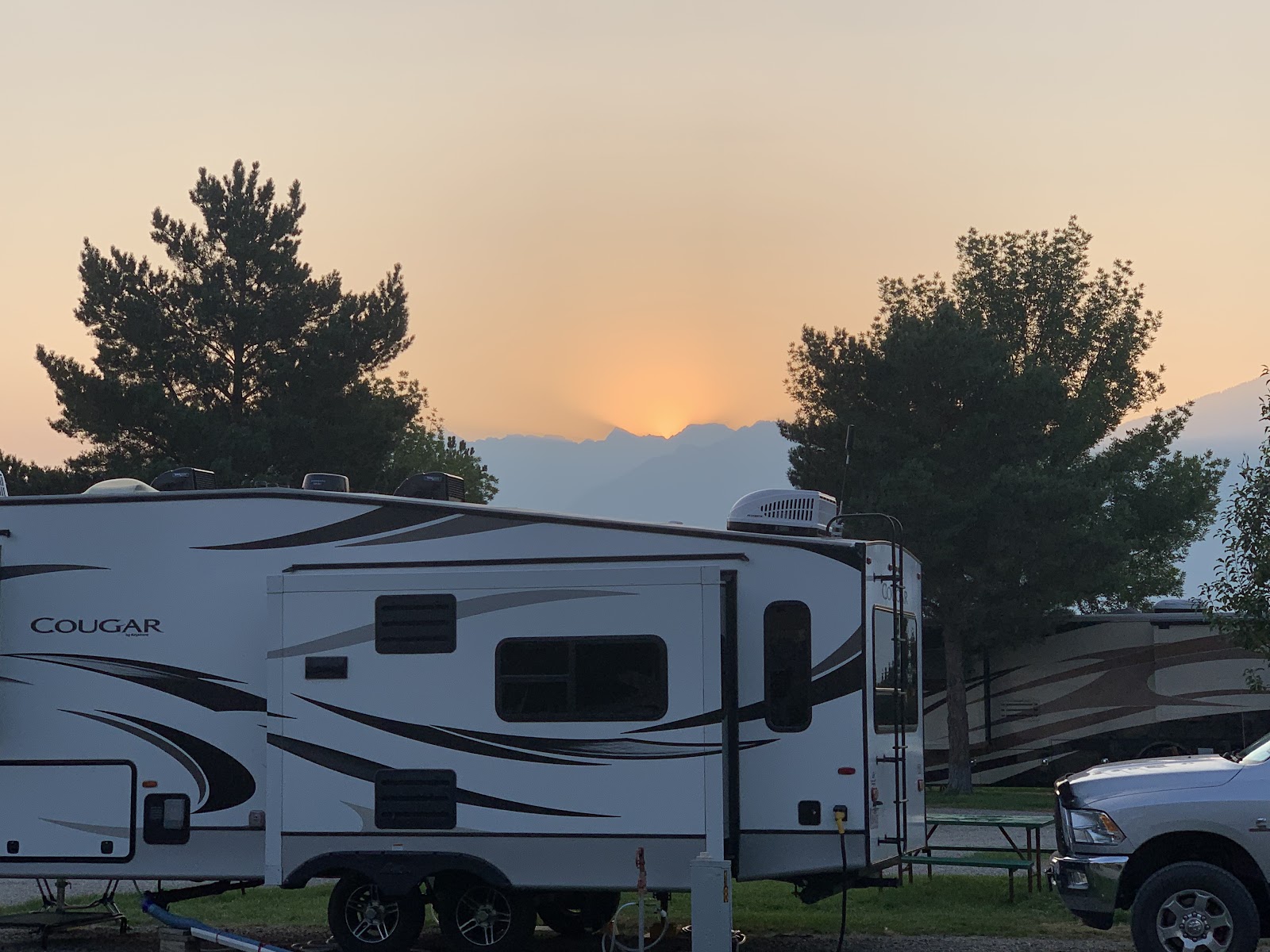 Emplacements en bord de rivière du Yellowstones Edge RV Park