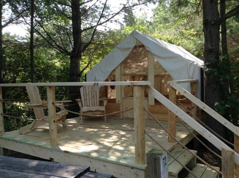 Emplacements VR au 1000 Islands Campground avec arbres ombragés