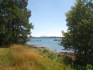 Emplacement de camping riverain du parc d'État Lamoine