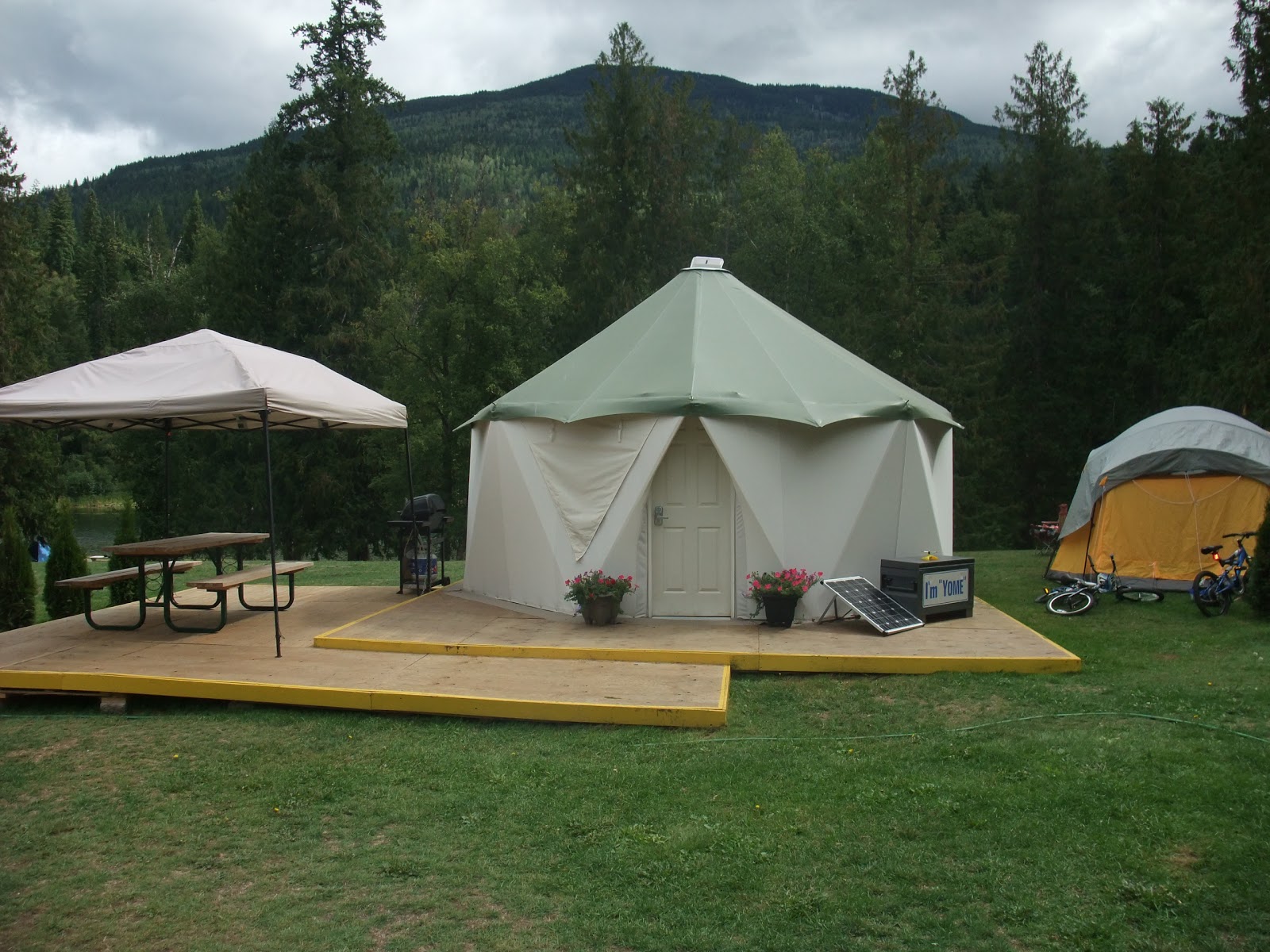 Camping Williamson Lake avec montagnes en arrière-plan